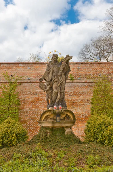 Estátua de São João de Nepomuk em Praga — Fotografia de Stock