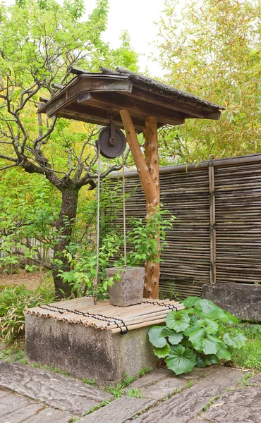 Колодец в саду Кокоен рядом с замком Химэдзи, Япония — стоковое фото
