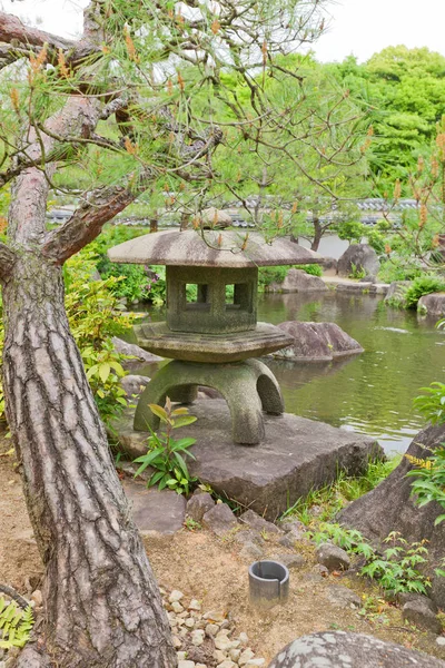 Kő lámpa Kokoen kert közelében Himeji castle, Japán — Stock Fotó