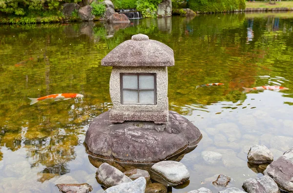 Linterna de piedra en Kokoen Garden cerca del castillo de Himeji, Japón — Foto de Stock