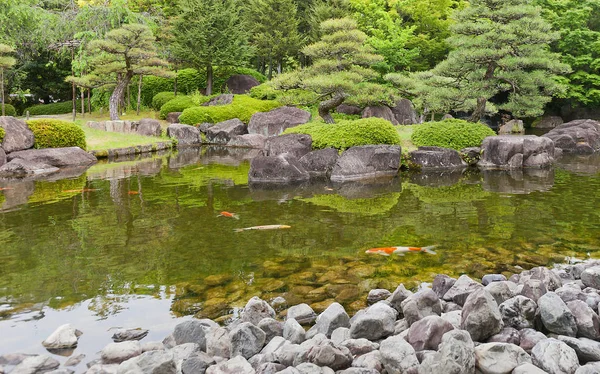 Rybník Kokoen zahrady poblíž hradu Himeji, Japonsko — Stock fotografie
