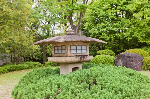 Каменный фонарь в саду Кокоен рядом с замком Химэдзи, Япония — стоковое фото