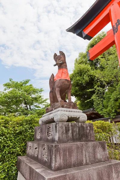 Estatua de zorro Kitsune en Fushimi Inari Shrine de Kyoto, Japón —  Fotos de Stock