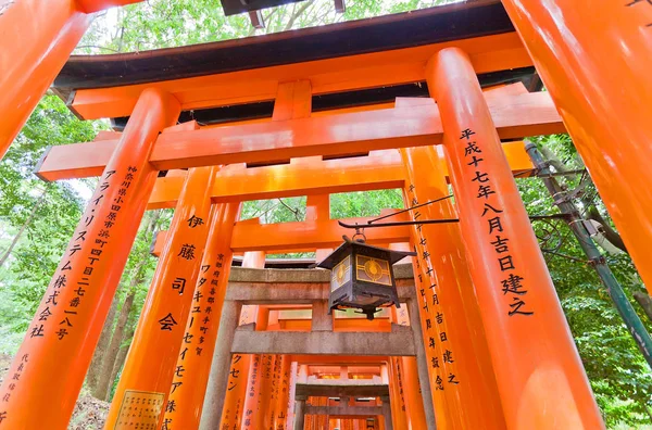 Czerwone torii bramy korytarz w Fushimi Inari Sinto Przybytek w Kioto — Zdjęcie stockowe