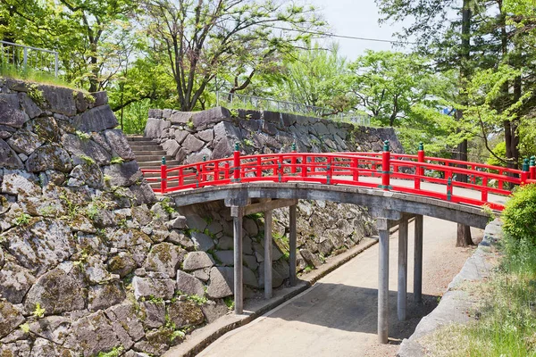 Красный мост замка Мариока, город Мариока, Япония — стоковое фото