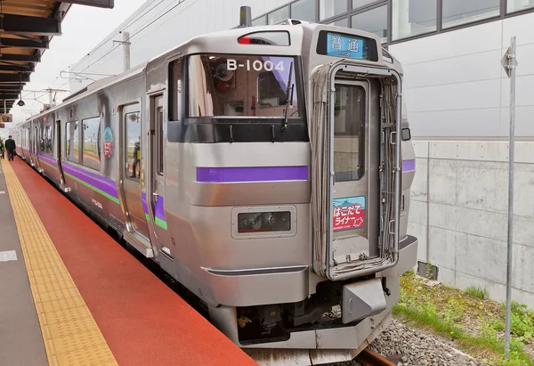 Hakodate liniové vlakem na stanici Shin-Hakodate-Hokuto, Japonsko — Stock fotografie