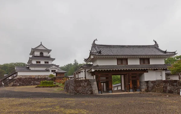 Donjon e la porta principale del castello di Shiroishi, Giappone — Foto Stock