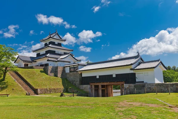 吊桥和白川方明城堡，日本福岛县的门 — 图库照片