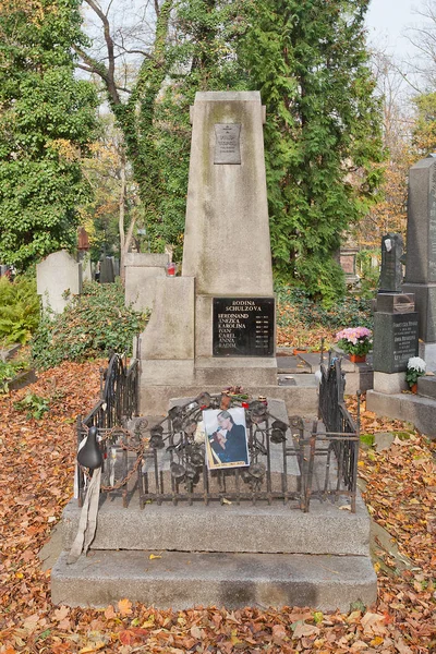 Graven av Filip Topol på Olsany kyrkogården i Prag — Stockfoto