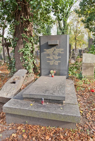 Могила Франтишека Зенишека на Ольшанском кладбище в Праге — стоковое фото