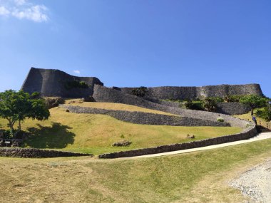 Uruma, Okinawa, Japonya - 12 Kasım 2019: Katsuren Kalesi kalıntıları (Unesco sitesi). Kale, savaş lordu Amawari tarafından inşa edildi, 1458 yılında Ryukyu kraliyet ordusu tarafından yok edildi. 