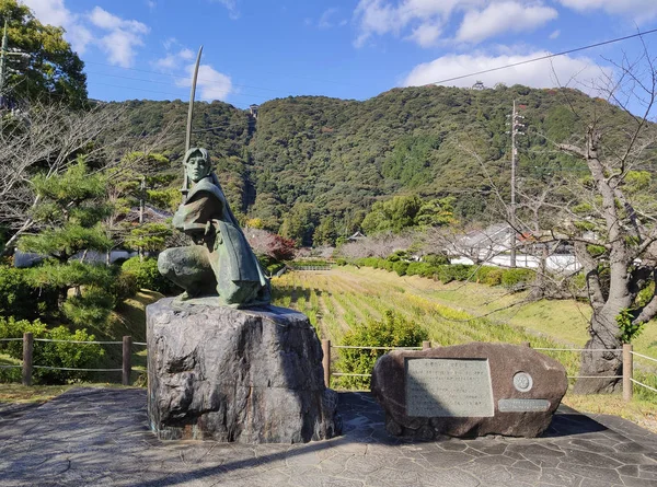 日本岩井 Iwakuni 2019年11月14日 岩井城堡附近的Kikko公园佐佐佐木Kojiro Ganryu 纪念碑 佐佐佐木是关瑞击剑学校的创办人 1612年在一场决斗中被宫本武藏杀死 — 图库照片