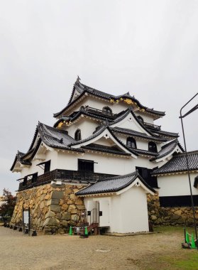 Hikone, Japonya - 18 Kasım 2019: Hikone şatosunun ana kalesi (donjon), Japonya 'daki sadece 12 kaleden biridir. Xvii klanı tarafından Xvii c. 'de inşa edildi, şimdi Japonya' nın ulusal bir hazinesi. 