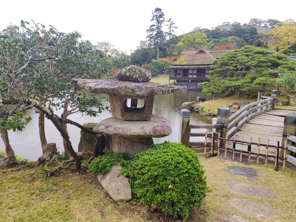 日本合孔 2019年11月18日 秋季色彩的合孔城堡附近的成都市花园 始建于1677年 由武士军阀井直树建造 用于招待客人和家人 — 图库照片