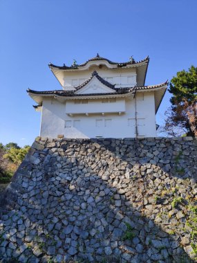 Nagoya, Japonya - 20 Kasım 2019: Nagoya Şatosu 'nun Güneydoğu Tatsumi Kulesi (yaklaşık 1610). Şato 1945 'te yıkıldı, ama bu kule ayakta kaldı ve şimdi önemli bir kültürel mülkiyet.