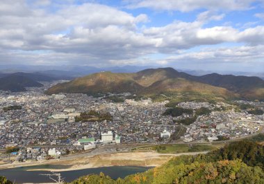 Gifu, Japonya - 19 Kasım 2019: Gifu Kalesi 'nin ana kalesinden Nagara Nehri ve Gifu Şehri manzarası. Gifu, ünlü Nakasendo rotasını kontrol eden antik bir şehirdir. 