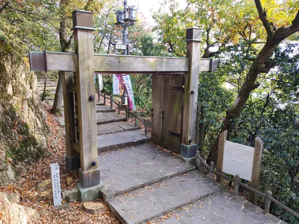 岐阜県 2019年11月19日 織田信長以前の岐阜城の木造門 要塞は1201年に建設され 1600年に解体され 1956年に再建された — ストック写真