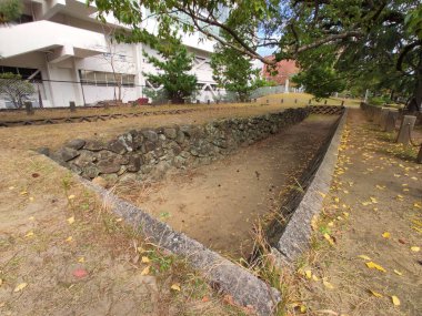 Fukuoka, Japonya - 26 Kasım 2019: Fukuoka 'da Genko Borui savunma duvarı (Nishijin bölgesi) kalıntıları. Duvar 1274 Moğol istilasından sonra inşa edildi ve 1281 'de ikinci saldırıya direnmeye yardımcı oldu.