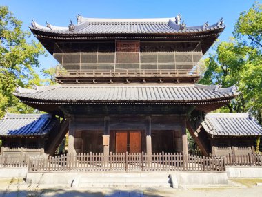 Fukuoka, Japonya - 30 Kasım 2019: Shofuku-ji tapınağının Sanmon Kapısı (1911 'de yeniden inşa edildi). Shofuku-ji 1195 yılında rahip Eisai tarafından bulundu, Zen Budizmi 'nin Rinzai mezhebini Japonya' ya kim tanıttı?