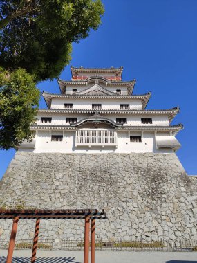 Karatsu, Japonya - 26 Kasım 2019: Karatsu kalesinin ana kalesi. Kale 1608 yılında Terazawa Hirotaka tarafından inşa edildi, 1877 'de yıkıldı, 1966' da yeniden inşa edildi.