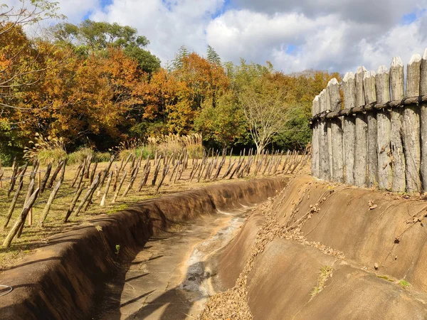 吉野ヶ里2019年11月29日 吉野ヶ里歴史公園内の堀 復元された遺跡には弥生時代の要塞化された集落 約3世紀 が見られる — ストック写真