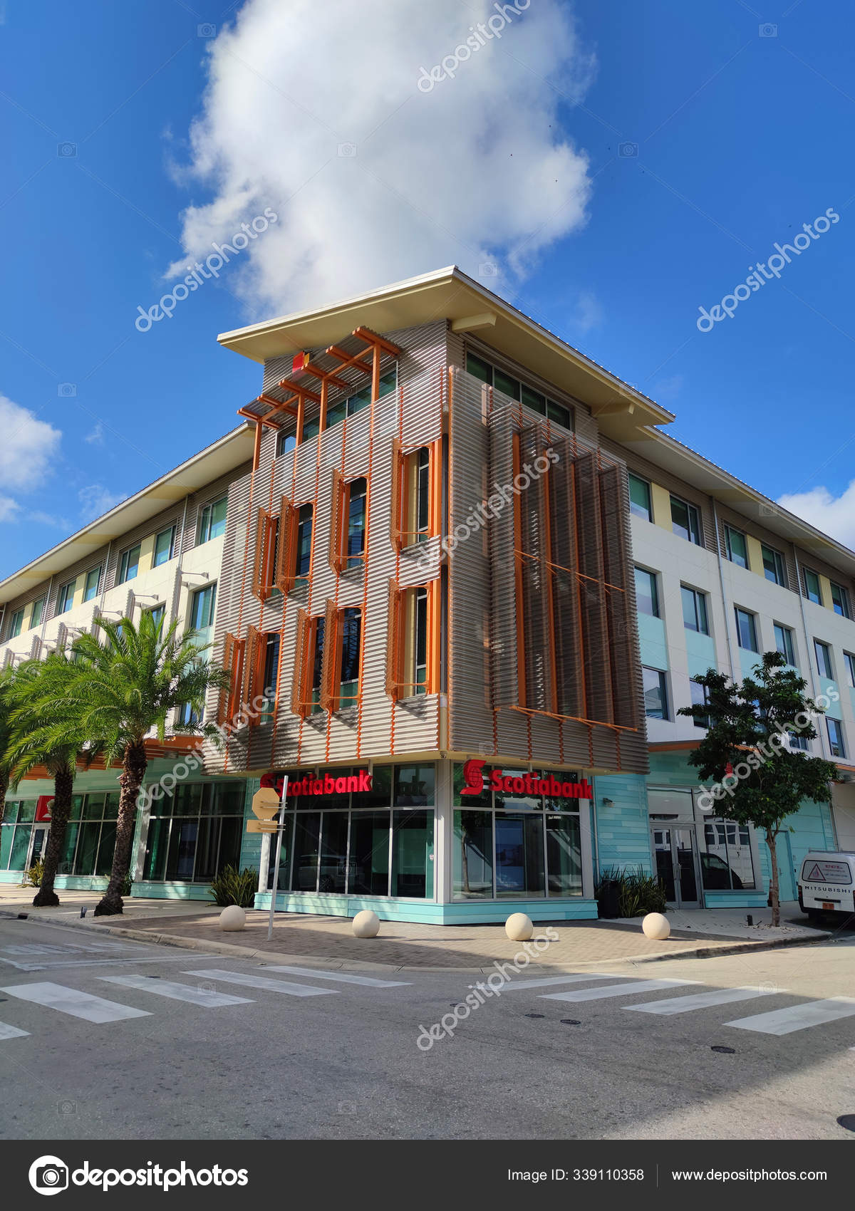 开曼群岛乔治城2020年2月1日加拿大Scotiabank银行位于卡马纳湾的办公大楼卡马纳湾是乔治城的一个商业购物和休闲综合体——