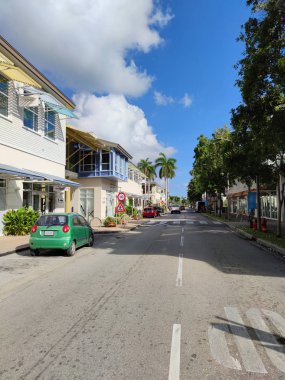 George Town, Cayman Adaları - 1 Şubat 2020: Camana Körfezi Pazar Caddesi. Camana Körfezi, Büyük Cayman Adası 'ndaki George Town' da bir iş, alışveriş ve eğlence kompleksi. 