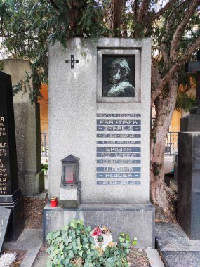 Prag, Çek Cumhuriyeti - 5 Mart 2020: Frantisek Zakrejs ve ailesinin Prag 'daki Vysehrad mezarlığındaki mezarı. Frantisek Zakrejs (1839-1907) gazeteci, oyun yazarı, tiyatro eleştirmeni ve yazar. 
