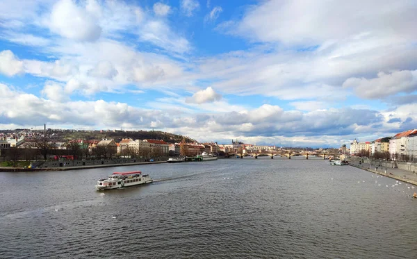 Czech Republic 2020年3月6日 ヴルタヴァ川 パークブリッジ スミチョフ地区の観光船 プラハのヴィセフラド鉄道橋からの眺め — ストック写真