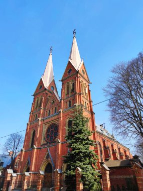 Riga, Letonya - 28 Mart 2020: Riga 'daki Roma Katolik Kilisesi' nin Neo-Gotik tarzı binası. 1892 'de Mohilev piskoposu Franciszek Albin Symon tarafından kutsanmıştır.