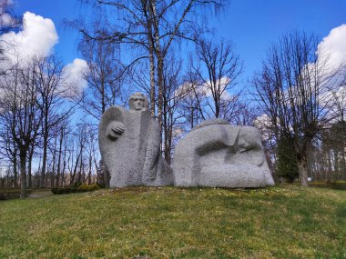 Sigulda, Letonya - 4 Nisan 2020: Sigulda şehir mezarlığında II. Dünya Savaşı anıtı