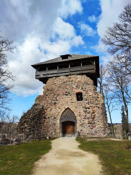 ラトビアのシグルダ 2020年4月4日 ラトビアのシグルダ中世の城の北塔 砦は1432年からリヴォニア騎士団元帥の邸宅であるリヴォニアの剣の兄弟によって1207年に設立された — ストック写真