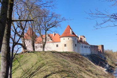 Bauska, Letonya - 11 Nisan 2020: Bauska, Letonya 'daki kale kompleksi. Livonya Düzen Kalesi 'nin (yaklaşık 15 c.) harabelerinden ve Courland ve Semigallia Dükleri' nin (yaklaşık 17 c.) sarayından oluşmaktadır.