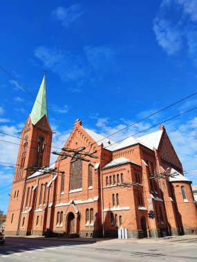 Riga, Letonya - 21 Nisan 2020: Riga 'da Saint Gertrude New Church (yaklaşık 1906). Letonya Evanjelik Luteryan Kilisesi 'nin bir kilisesi.