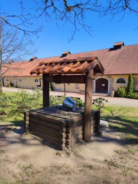 Milzkalne, Letonya - 25 Nisan 2020: Slokenbeka Kalesi 'ndeki eski kuyu (Ordensburg Schlockenbeck, 16c. Slokenbeka Baltık ülkelerindeki güçlendirilmiş malikane merkezinin var olan tek örneği.