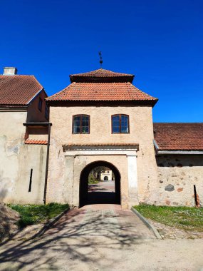 Milzkalne, Letonya - 25 Nisan 2020: Slokenbeka Kalesi (Ordensburg Schlockenbeck, 16. yüzyıl), eski Livonya Düzeni kalesi. Baltık ülkelerindeki güçlendirilmiş malikane merkezinin tek örneği