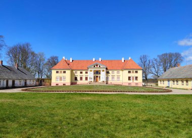 Tukums, Letonya - 25 Nisan 2020: Durbe Malikanesi 'nin Neoklasik Binası (1671' de inşa edildi, 1820 'de restore edildi) Tukums kasabasında. Letonyalı şair Janis Plieksans (Rainis) 1929 yılındaki ölümüne kadar burada yaşadı.