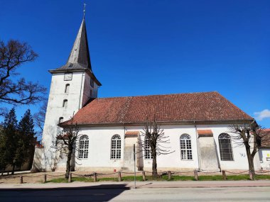 Tukums, Letonya - 25 Nisan 2020: Tukums kasabasındaki Kutsal Trinity Lutheran Kilisesi. Şehirdeki en eski bina ve tarihi 1567 yılına dayanıyor.