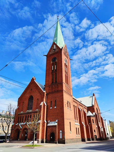 Riga, Letonya - 21 Nisan 2020: Riga 'da Saint Gertrude New Church (yaklaşık 1906). Letonya Evanjelik Luteryan Kilisesi 'nin bir kilisesi.