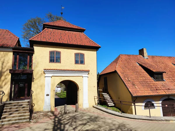 ミルツカルネ ラトビア 2020年4月25日 スロケンベカ城 Ordenburg Schlockenbeck 旧リヴォニア騎士団要塞 バルト諸国の要塞化された荘園センターの唯一の既存の例 — ストック写真