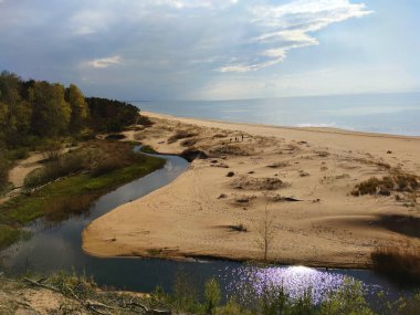 Saulkrasti, Letonya - 3 Mayıs 2020: Baltık Denizi 'nin Vidzeme Körfezi kıyısındaki Meşhur Beyaz Kumul (Balta Kapa). 13 bin yıl önce Baltık Buz Gölü 'nün varlığı sırasında oluşmuştur.