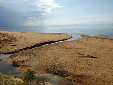 Saulkrasti, Letonya - 3 Mayıs 2020: Baltık Denizi 'nin Vidzeme Körfezi kıyısındaki Meşhur Beyaz Kumul (Balta Kapa). 13 bin yıl önce Baltık Buz Gölü 'nün varlığı sırasında oluşmuştur.