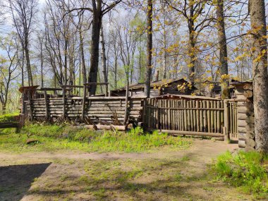 Lielvarde, Letonya - 9 Mayıs 2020: Lielvarde 'deki antik Letonya kabilelerinden oluşan 12 yüzyıllık ahşap bir kale yeniden inşa edildi. Uldevena Kalesi Baltık ülkelerindeki tek yeniden inşa edilmiş ahşap kaledir. 