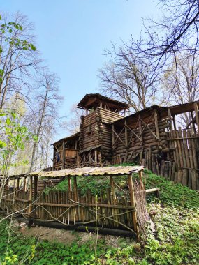 Lielvarde, Letonya - 9 Mayıs 2020: Lielvarde 'deki antik Letonya kabilelerinden oluşan 12 yüzyıllık ahşap bir kale yeniden inşa edildi. Uldevena Kalesi Baltık ülkelerindeki tek yeniden inşa edilmiş ahşap kaledir. 