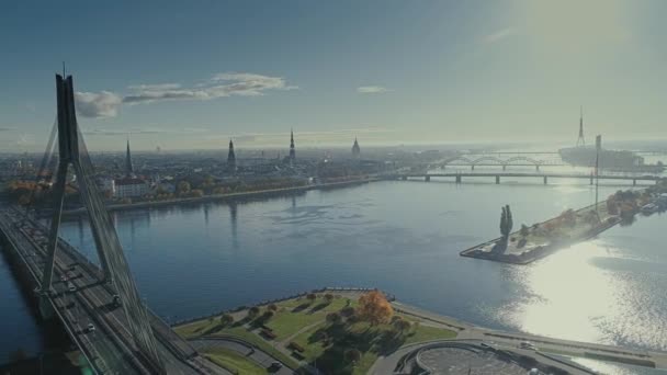 Riga város drone repülés alatt a folyóra és a hídra — Stock videók