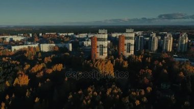 Şehir, Sonbahar, dron atlamalı, hızlandırılmış şehirde Riga