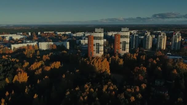Město, Riga město na podzim, Drone zanikla, Časosběr — Stock video