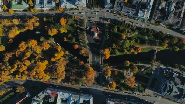 Stad, Riga City under hösten, Drone flyg — Stockvideo