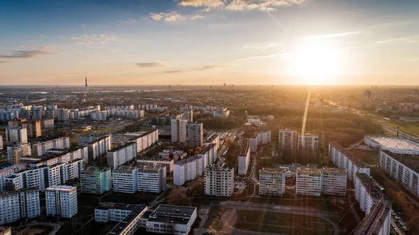 Puesta de sol en la ciudad de Riga — Foto de Stock