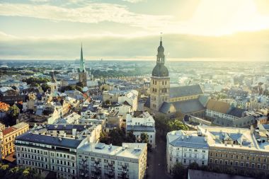 Riga şehir gündoğumu renkleri Old Town görünümü